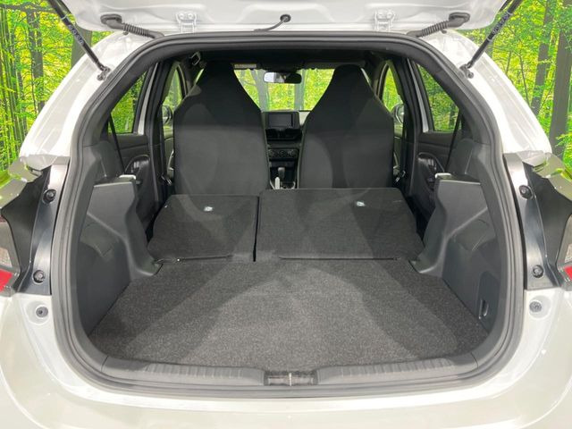 ���i�̂���������ʋ΁A���}���ɏ\���ȉ׎��X�y�[�X���m�ۂ��Ă���܂��B�Z�J���h�V�[�g��|���ƁA�傫�ȉו��̐ύڂ��\�ł���