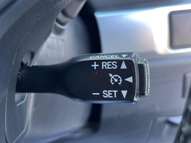 【クルーズコントロール】高速道路もラクラク走行。アクセルを離しても一定速度で走行ができ、長距離運転時の負担を軽減!加速・減速も簡単なスイッチ操作で調整できます。