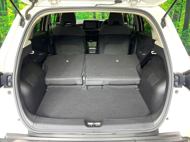 ���i�̂���������ʋ΁A���}���ɏ\���ȉ׎��X�y�[�X���m�ۂ��Ă���܂��B�Z�J���h�V�[�g��|���ƁA�傫�ȉו��̐ύڂ��\�ł���