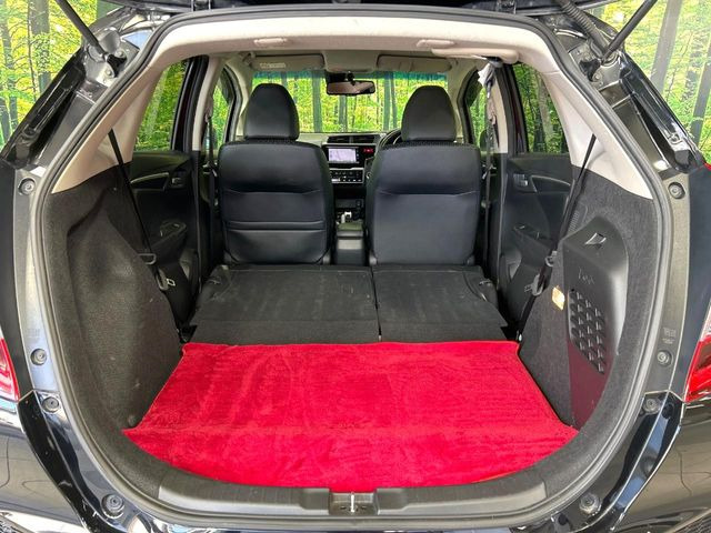 ���i�̂���������ʋ΁A���}���ɏ\���ȉ׎��X�y�[�X���m�ۂ��Ă���܂��B�Z�J���h�V�[�g��|���ƁA�傫�ȉו��̐ύڂ��\�ł���