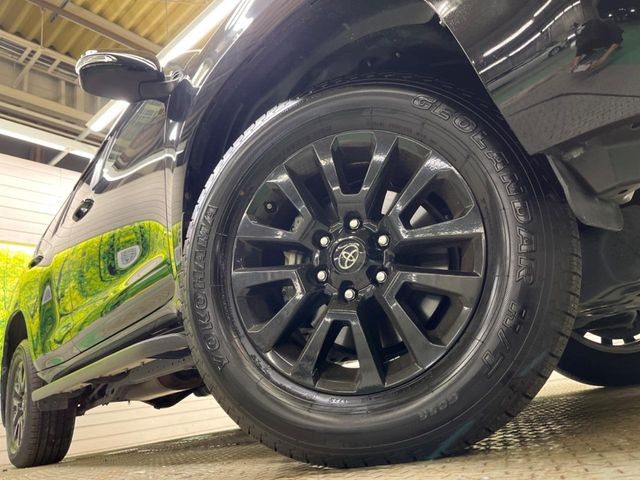 【純正18インチアルミホイール】外観にマッチした純正アルミホイールを装着しております。各種社外アルミホイールや、スタッドレスタイヤも取扱いしております。是非ご相談ください♪