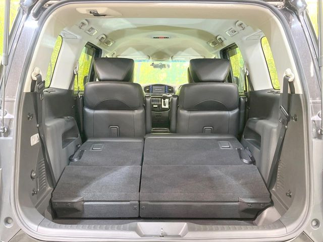 後席を格納すると、これだけの広さが!シーンに合わせたシートアレンジで、大きな荷物も積むことが出来ます♪