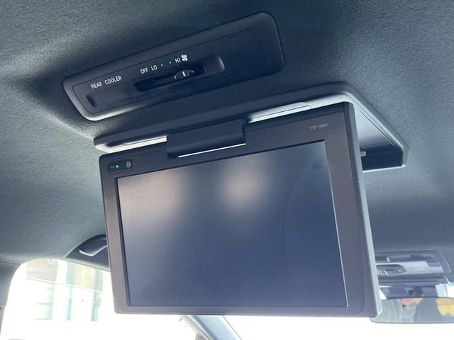 【後席モニター】家族や友人とお出かけする機会が多い方に大人気の後席モニターを装備!見やすい位置に画面がありテレビやDVDの視聴も快適!友達もお子様も、後席にしか乗らなくなるかも??