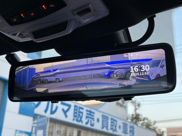 �y�f�W�^�����[���~���[�^�h�����R�zKENWOOD��12V�^�B�e�����ԗ�����̉f�������[���~���[���ɕ\���B�N���A�Ȏ��E�ŏ󋵂̊m�F�ȏ�ɑO��^�������Ă܂���