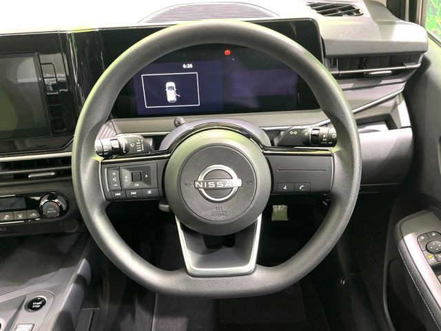 �C���e���A�ɍ��킹���f�U�C���̃X�e�A�����O�́A�^�]�������̂��Ƃ��l���A�^�]���₷���`��A�傫���ł��B�����x�A���ۂɐG���Ă��m���߂��������B