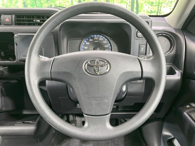 �C���e���A�ɍ��킹���f�U�C���̃X�e�A�����O�́A�^�]�������̂��Ƃ��l���A�^�]���₷���`��A�傫���ł��B�����x�A���ۂɐG���Ă��m���߂��������B