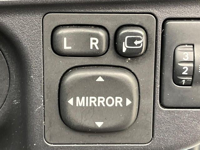 �y�d���i�[�~���[�z�T�C�h�~���[�͓d���i�[���ƂȂ��Ă���A�������ԏ�ł��L�Y�������X�N��}�����܂��B