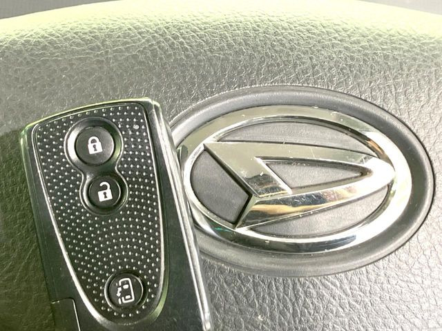 �y�L�[�t���[�V�X�e���z�J�o����|�P�b�g�ɓ��ꂽ�܂܂ł��h�A�̎{���E�������\�ȃX�}�[�g�L�[�𑕔��B�G���W���̃I���E�I�t�����J�M�����o���K�v����������Ƃ��Ă��֗��ł���