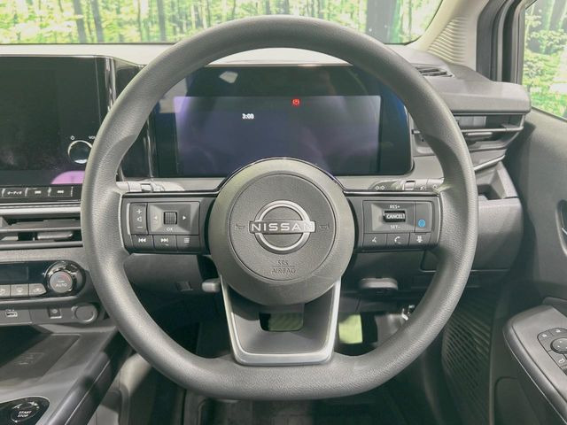 �C���e���A�ɍ��킹���f�U�C���̃X�e�A�����O�́A�^�]�������̂��Ƃ��l���A�^�]���₷���`��A�傫���ł��B�����x�A���ۂɐG���Ă��m���߂��������B