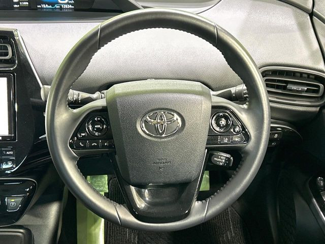 �C���e���A�ɍ��킹���f�U�C���̃X�e�A�����O�́A�^�]�������̂��Ƃ��l���A�^�]���₷���`��A�傫���ł��B�����x�A���ۂɐG���Ă��m���߂��������B