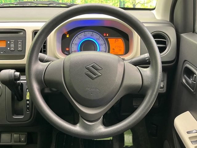 �C���e���A�ɍ��킹���f�U�C���̃X�e�A�����O�́A�^�]�������̂��Ƃ��l���A�^�]���₷���`��A�傫���ł��B�����x�A���ۂɐG���Ă��m���߂��������B