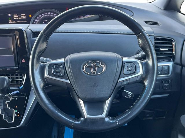 インテリアに合わせたデザインのステアリングは、運転される方のことも考え、運転しやすい形状、大きさです。是非一度、実際に触ってお確かめください。