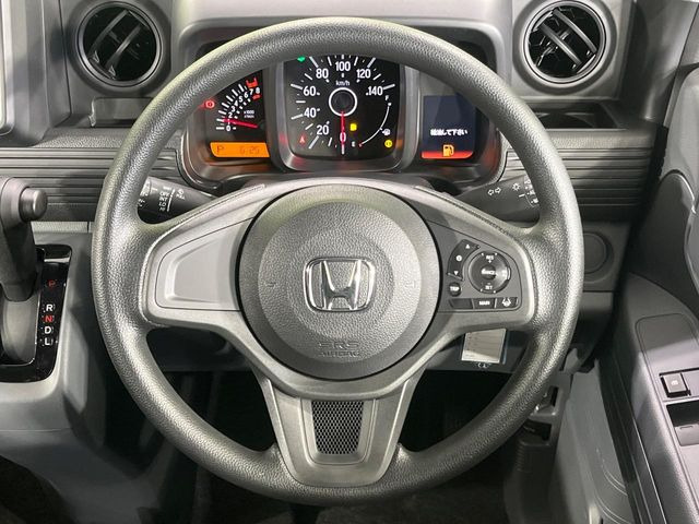 �C���e���A�ɍ��킹���f�U�C���̃X�e�A�����O�́A�^�]�������̂��Ƃ��l���A�^�]���₷���`��A�傫���ł��B�����x�A���ۂɐG���Ă��m���߂��������B