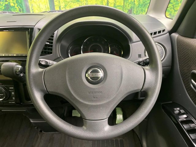 �C���e���A�ɍ��킹���f�U�C���̃X�e�A�����O�́A�^�]�������̂��Ƃ��l���A�^�]���₷���`��A�傫���ł��B�����x�A���ۂɐG���Ă��m���߂��������B