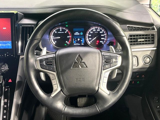 �C���e���A�ɍ��킹���f�U�C���̃X�e�A�����O�́A�^�]�������̂��Ƃ��l���A�^�]���₷���`��A�傫���ł��B�����x�A���ۂɐG���Ă��m���߂��������B