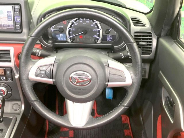 �C���e���A�ɍ��킹���f�U�C���̃X�e�A�����O�́A�^�]�������̂��Ƃ��l���A�^�]���₷���`��A�傫���ł��B�����x�A���ۂɐG���Ă��m���߂��������B