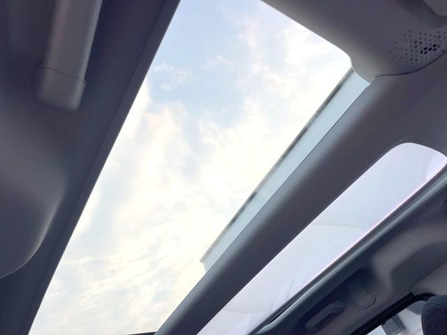 ���}���`�p�m���}�~�b�N���[�t:�唗�͂̃p�m���}���[�t�́A�㕔���Ȃɂ܂ő����Ă���A�J���I�ȋ�Ԃ����y���݂��������܂��B