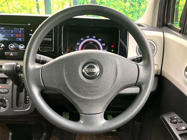 �C���e���A�ɍ��킹���f�U�C���̃X�e�A�����O�́A�^�]�������̂��Ƃ��l���A�^�]���₷���`��A�傫���ł��B�����x�A���ۂɐG���Ă��m���߂��������B