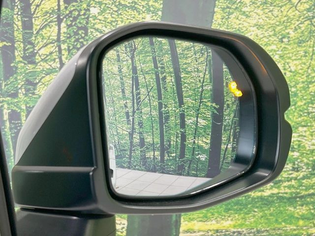 【ブラインドスポットインフォメーション】走行中、ドアミラーの死角になりやすい箇所に後続車が接近するとサイドミラー付近に警告を表示、ドライバーに注意喚起をしてくれます。