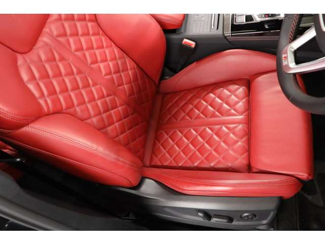 Bang & Olufsen 3D �A�h�o���X�g�T�E���h�V�X�e�� �ɂ��R���T�[�g�z�[���̂悤�ȉ����̌��������B�O��V�[�g�Ƃ��Ƀq�[�^�[������A�N�Ԃ�ʂ��ĉ��K�ɂ��߂������������܂��B