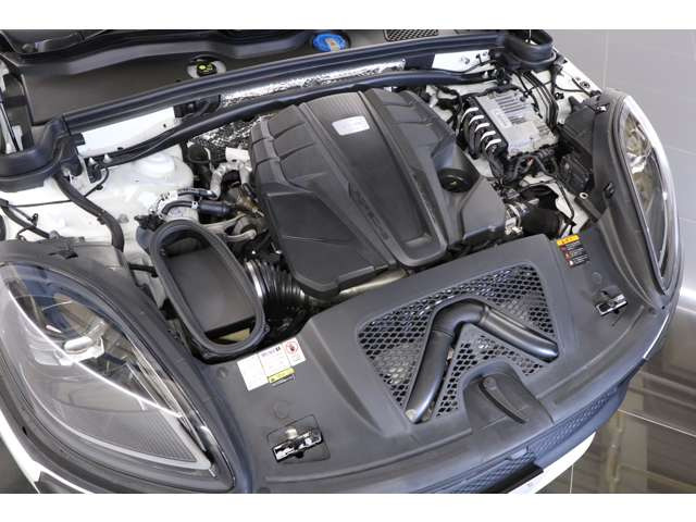 2.9L V�^6�C��DOHC�c�C���^�[�{�A440ps/56.1kgm�A�S��&times;�S��&times;�S��mm 4726&times;1927&times;1596mm�A�ԗ��d�� 2035kg