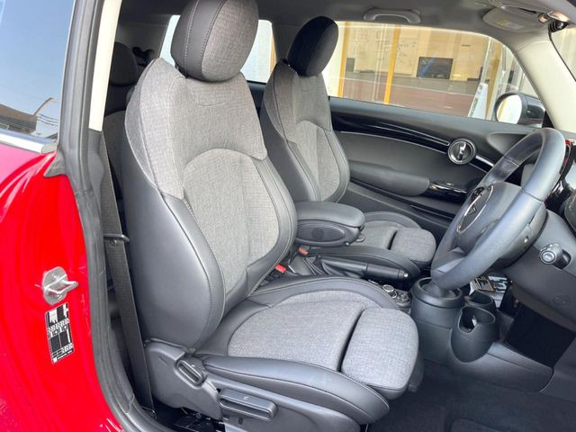 �y�n�[�t���U�[�V�[�g�z�������ƍ���S�n�𗼗������l�C�̃V�[�g���w�ʁE���ʂ̃t�@�u���b�N�f�ނ́A�ʋC���̗ǂ��⊊��ɂ����ɗD��Ă��܂��B�C���╞���ɍ��E���ꂸ���K�ɂ���肢�������܂��B