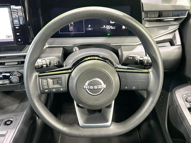 �C���e���A�ɍ��킹���f�U�C���̃X�e�A�����O�́A�^�]�������̂��Ƃ��l���A�^�]���₷���`��A�傫���ł��B�����x�A���ۂɐG���Ă��m���߂��������B