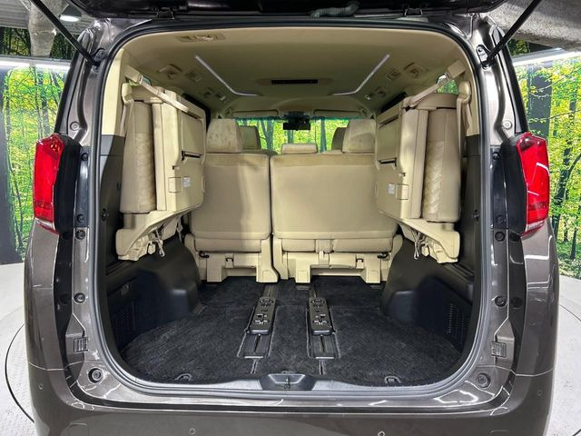 ���i�̂���������ʋ΁A���}���ɏ\���ȉ׎��X�y�[�X���m�ۂ��Ă���܂��B�Z�J���h�V�[�g��|���ƁA�傫�ȉו��̐ύڂ��\�ł���