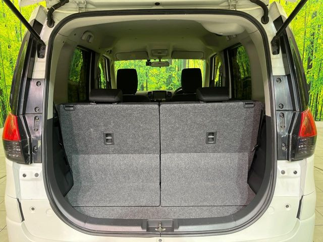 ���i�̂���������ʋ΁A���}���ɏ\���ȉ׎��X�y�[�X���m�ۂ��Ă���܂��B�Z�J���h�V�[�g��|���ƁA�傫�ȉו��̐ύڂ��\�ł���