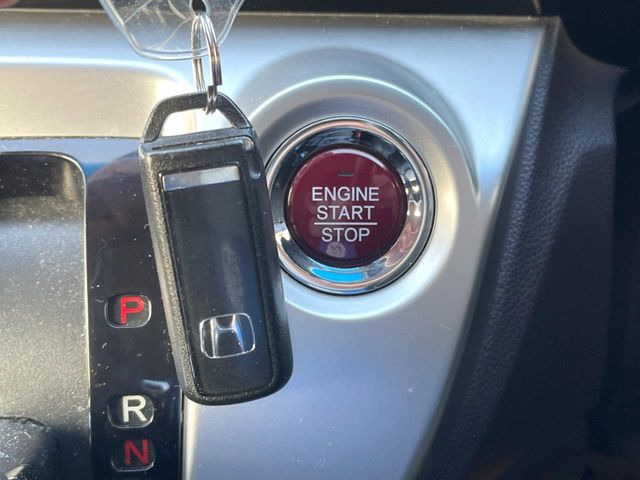 �yHonda�X�}�[�g�L�[�z�J�o����|�P�b�g�ɓ��ꂽ�܂܂ł��h�A�̎{���E�������\�ȃX�}�[�g�L�[�𑕔��B�G���W���̃I���E�I�t�����J�M�����o���K�v����������Ƃ��Ă��֗��ł���