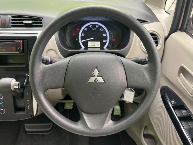 �C���e���A�ɍ��킹���f�U�C���̃X�e�A�����O�́A�^�]�������̂��Ƃ��l���A�^�]���₷���`��A�傫���ł��B�����x�A���ۂɐG���Ă��m���߂��������B