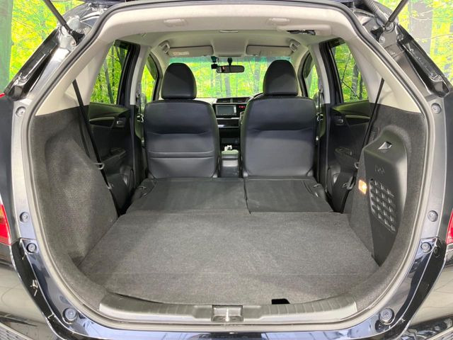 ���i�̂���������ʋ΁A���}���ɏ\���ȉ׎��X�y�[�X���m�ۂ��Ă���܂��B�Z�J���h�V�[�g��|���ƁA�傫�ȉו��̐ύڂ��\�ł���