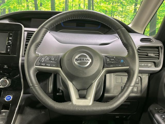 �C���e���A�ɍ��킹���f�U�C���̃X�e�A�����O�́A�^�]�������̂��Ƃ��l���A�^�]���₷���`��A�傫���ł��B�����x�A���ۂɐG���Ă��m���߂��������B