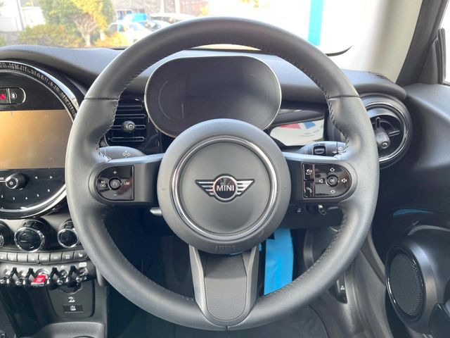 �y�����v�����X�e�A�����O�z�㎿�Ȋv���g�p���邱�ƂŁA��ɂ����������݂ƂĂ��^�]���₷���n���h���ł���