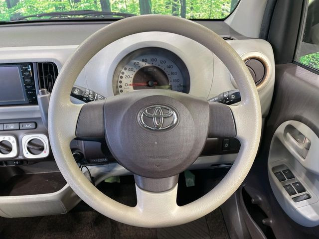 �C���e���A�ɍ��킹���f�U�C���̃X�e�A�����O�́A�^�]�������̂��Ƃ��l���A�^�]���₷���`��A�傫���ł��B�����x�A���ۂɐG���Ă��m���߂��������B