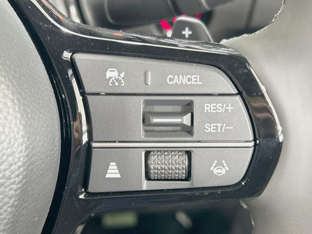 【アダプティブクルーズコントロール】高速道路での長距離走行が楽に!!自動で速度を保つクルーズコントロールが、衝突軽減システムと連携し、前方の車両を感知して車間を保つように速度調節してくれます!!