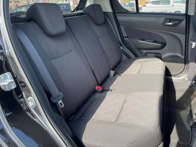 �R���p�N�g�J�[�ł����A�Z�J���h�V�[�g�͏\���ȍL����������K�ɂ���肢�������܂���V�[�g��|���đ傫�ȉו���ς񂾂�ƁA�p�r�̕����L��1��ł��B