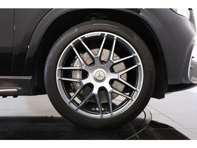 �����ɂ̓q�}�����O���[�y�C���g22�C���`AMG�N���X�X�|�[�N�A���~�z�C�[��(�b��)����������Ă���܂��B