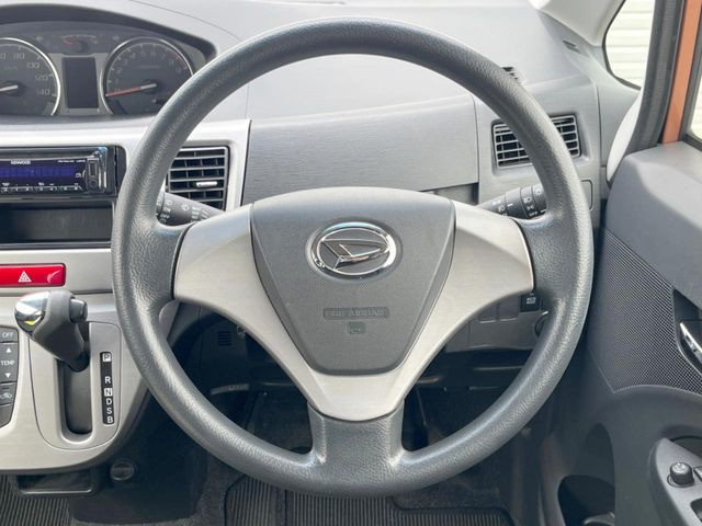 �C���e���A�ɍ��킹���f�U�C���̃X�e�A�����O�́A�^�]�������̂��Ƃ��l���A�^�]���₷���`��A�傫���ł��B�����x�A���ۂɐG���Ă��m���߂��������B