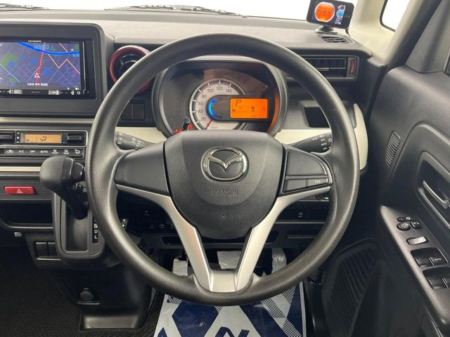 �C���e���A�ɍ��킹���f�U�C���̃X�e�A�����O�́A�^�]�������̂��Ƃ��l���A�^�]���₷���`��A�傫���ł��B�����x�A���ۂɐG���Ă��m���߂��������B