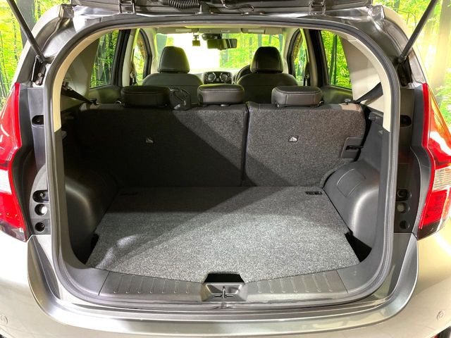 ���i�̂���������ʋ΁A���}���ɏ\���ȉ׎��X�y�[�X���m�ۂ��Ă���܂��B�Z�J���h�V�[�g��|���ƁA�傫�ȉו��̐ύڂ��\�ł���