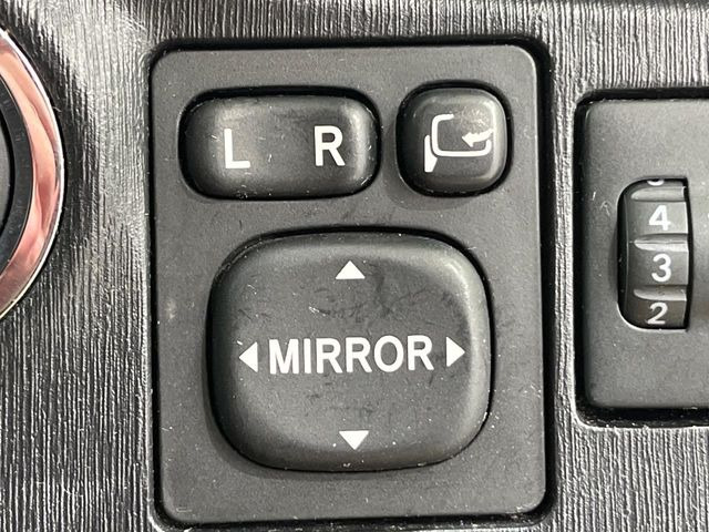 �y�d���i�[�~���[�z�T�C�h�~���[�͓d���i�[���ƂȂ��Ă���A�������ԏ�ł��L�Y�������X�N��}�����܂��B