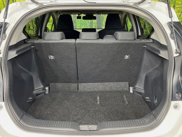 ���i�̂���������ʋ΁A���}���ɏ\���ȉ׎��X�y�[�X���m�ۂ��Ă���܂��B�Z�J���h�V�[�g��|���ƁA�傫�ȉו��̐ύڂ��\�ł���