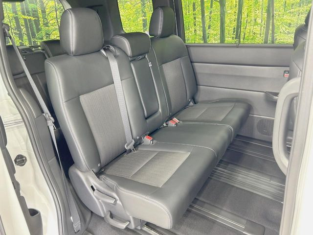 後部座席も気になるようなキズ・汚れやへたり等、大きなダメージはなく、良好な状態です。