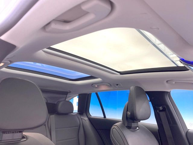 ���p�m���}�~�b�N�K���X���[�t:�唗�͂̃p�m���}���[�t�́A�㕔���Ȃɂ܂ő����Ă���A�J���I�ȋ�Ԃ����y���݂��������܂��B