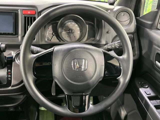 �C���e���A�ɍ��킹���f�U�C���̃X�e�A�����O�́A�^�]�������̂��Ƃ��l���A�^�]���₷���`��A�傫���ł��B�����x�A���ۂɐG���Ă��m���߂��������B