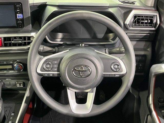 �C���e���A�ɍ��킹���f�U�C���̃X�e�A�����O�́A�^�]�������̂��Ƃ��l���A�^�]���₷���`��A�傫���ł��B�����x�A���ۂɐG���Ă��m���߂��������B