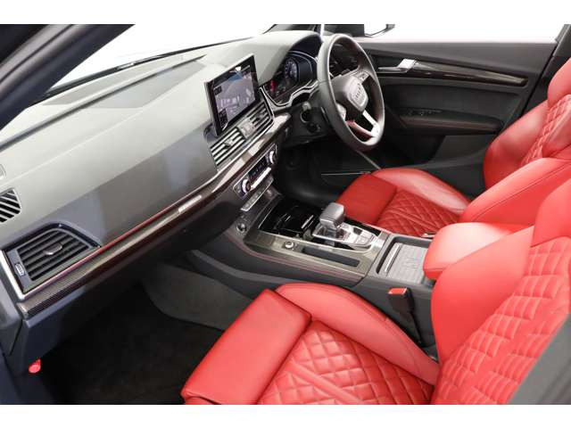 �}�g���N�XOLED�e�[�����C�g �̑N��Ȕ�����A�J�[�{���A�g���X�f�R���e�B�u�p�l���ȂǁA�ו��Ɏ���܂Ő������ꂽ�f�U�C�����{����A����т�����ɐ[�߂Ă���܂��B