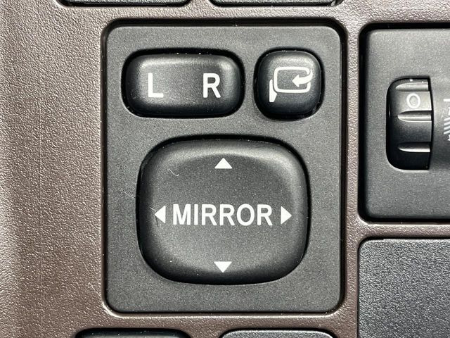 �y�d���i�[�~���[�z�T�C�h�~���[�͓d���i�[���ƂȂ��Ă���A�������ԏ�ł��L�Y�������X�N��}�����܂��B