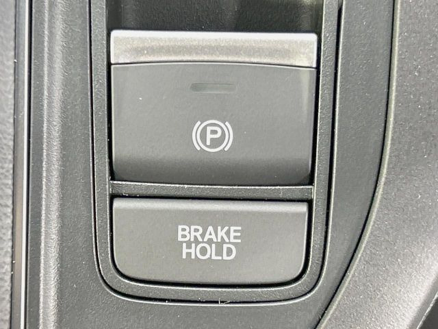 【オートブレーキホールド】信号待ちや渋滞で停車時にブレーキから足を離しても、停止状態を保持してくれます。前進するときはアクセルを踏めば自動で解除されるので安心♪街乗り運転が楽になります♪